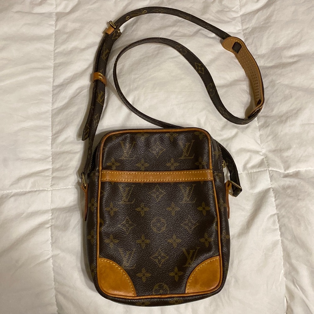 Authentic Louis Vuitton 80s camera bag cross body style purse